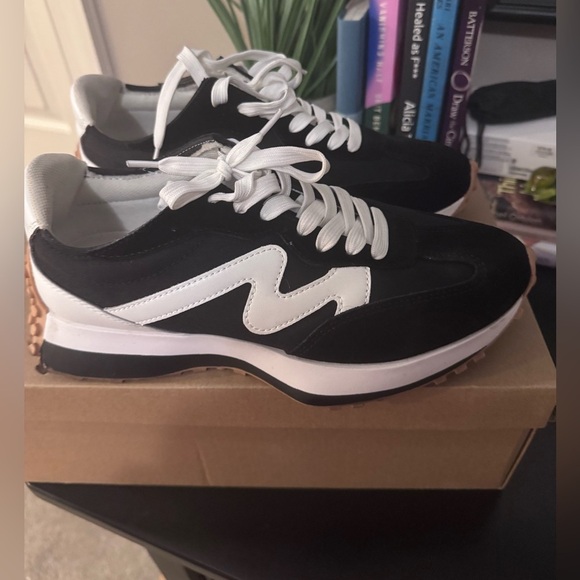 Steve Madden Women’s Campo Blk/Wht Lace-up Sneakers- Gently Used- Size 9.5M - Picture 7 of 15